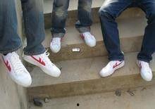 舔鞋踩视频,舔鞋踩视频引发热议，揭秘背后心理现象